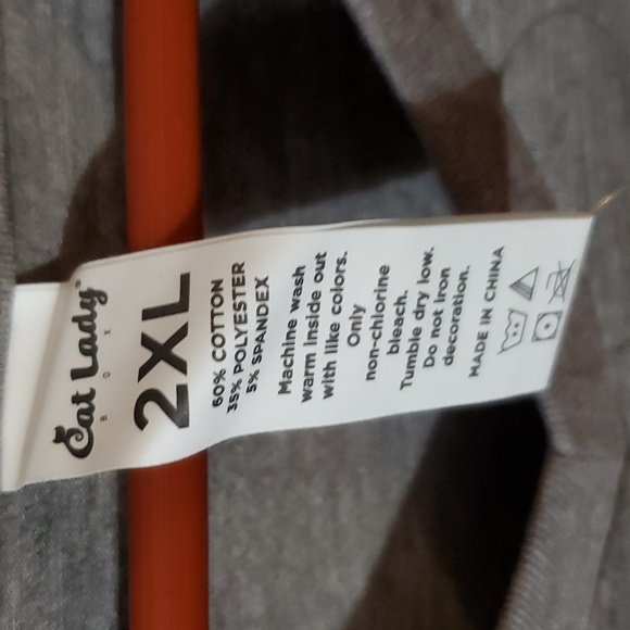 Cat lady box NWT V neck tee - Picture 2 of 3